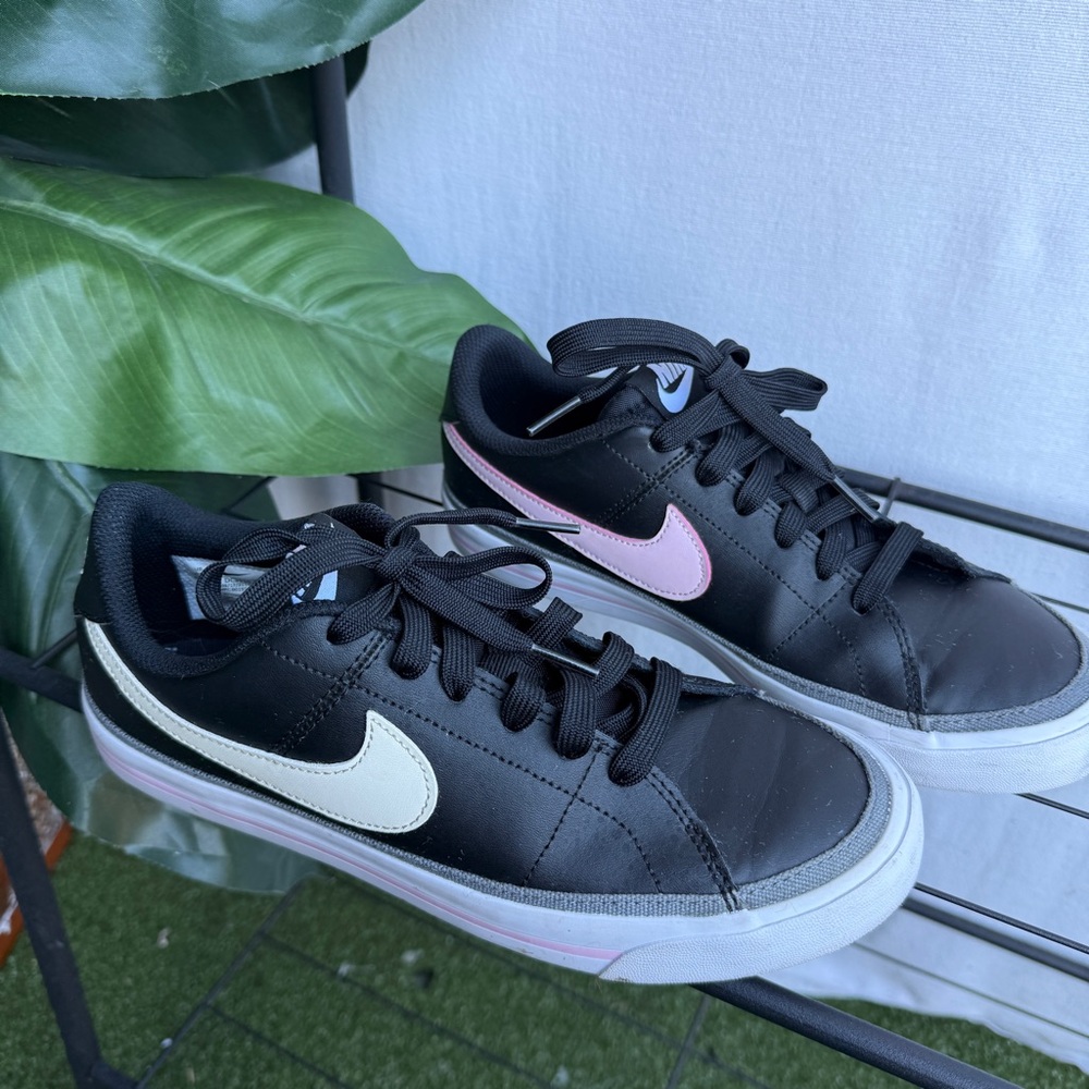 Nike Court Royale AC Sneakers in Black with Pink and White Swoosh / Size 6Y